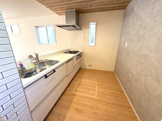 【キッチン】 | 福岡市南区弥永1丁目　3号棟（全4棟）【仲介手数料無料・0円】 | 現地写真。