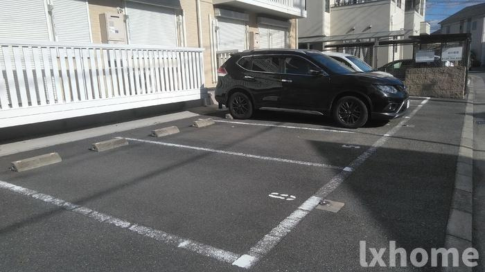 グランシャリオの駐車場|駐車スペースもあります