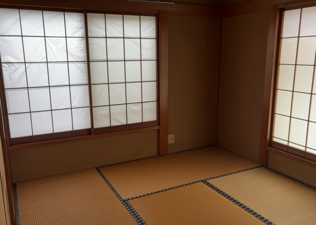 【寝室】 | 寝室でゆっくりと過ごすためにはベッド周りの適度な空間を担保することや窓の位置、照明の明るさ、寝室の広さなどを考える必要があります。自身や家族の構成とライフスタイルに併せて寝室にする部屋を選びましょう！