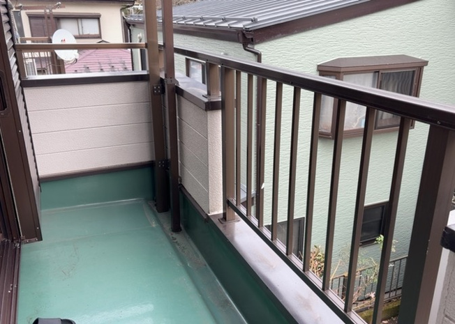 【バルコニー】 | バルコニーは、室外の専用スペースのうち、「屋根がなく開放された空間」であるものを指します。ベランダより広いタイプのものが多く、日当たりもよいため家庭菜園などを楽しみたい人にとって適した環境となります。
