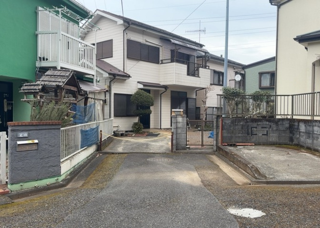【前面道路含む現地写真】 | 住宅用の土地では前面道路に2m以上接していなければならないと法律で定められています。しかし、お持ちの車のサイズやライフスタイルなどにより、2mでは利便が悪い場合もございますので、事前に確認しましょう。
