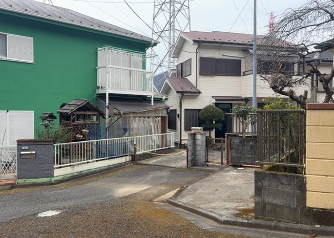 【前面道路含む現地写真】 | お持ちの車種によっては前面道路が広い方が便利でしょう。しかし、前面道路が広ければその分交通量が多くなるため、騒音などが気になる場合があります。実際に現地を見学し、周辺交通量や騒音などを確認しましょう！