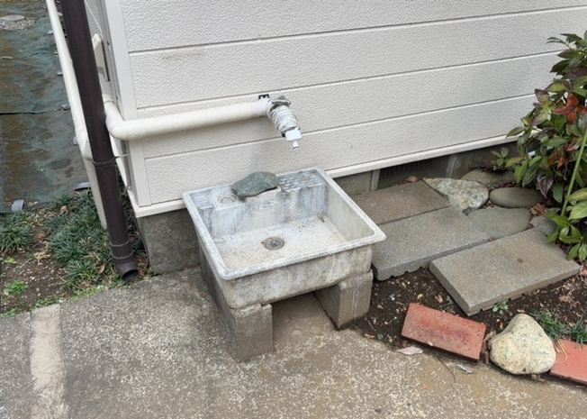 【設備】 | 敷地内に散水栓や立水栓があると便利です。水道水を直接利用できるため、水を運ぶ手間を省くことが出来ます。大量の水を必要とする洗車作業や清掃などに役立ちます。その他設備とあわせて、現地でご確認ください。