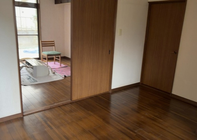 【ダイニング】 | ダイニングは、食事や家族の団らんスペースとしてだけではなく、ほかの用途としても使用することができます。ダイニングテーブルを置き、食事のためのスペースを作ることでリビングとの差別化を図ることができます。