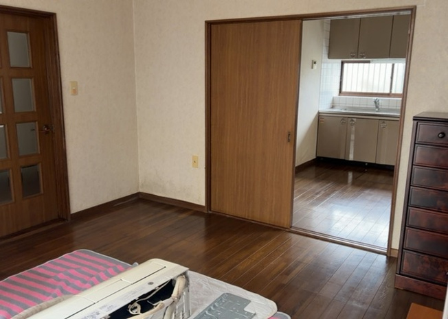 【居間・リビング】 | 直線タイプはLとDKを一直線に並べた形で対面キッチンのタイプです。一般的なのでよく見かけるかもしれません。直線タイプに似た直接アイランドタイプは、キッチンとダイニングの間に壁がない分広く感じられます。