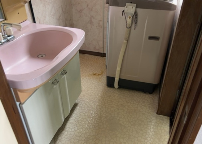 【脱衣所】 | 多くの戸建て住宅で見かける洗面脱衣所は、洗面台と洗濯機が2畳ほどのスペースに並べられていて、洗面所が脱衣所を兼ね備えている間取りが一般的です。お客様が利用することもある、パブリックな空間でもあります。