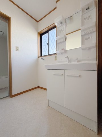 【中古戸建】藤岡市中栗須の独立洗面台|■洗面室｜大きな鏡で朝の身支度もラクラク♪毎日の忙しい準備が楽しくなる洗面所です(^^♪