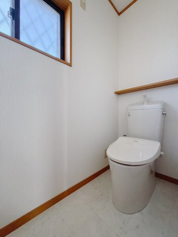 【中古戸建】藤岡市中栗須のトイレ|■トイレ｜1階、2階にもトイレをご用意しております♪窓付きなので常に換気もでき、綺麗保てます♪