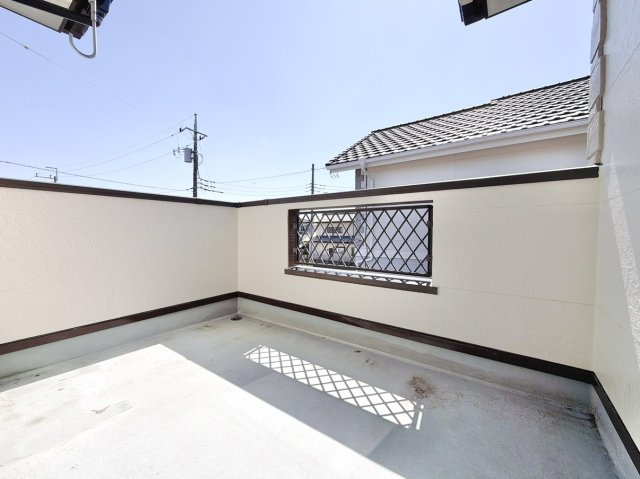 【中古戸建】藤岡市中栗須のバルコニー|■バルコニー｜ワイドバルコニーは、溜め込んでしまったお洗濯物を一気に干すことができるくらいのスペースがあります。二部屋から出入り可能なのでお布団などもラクラク干せますね♪