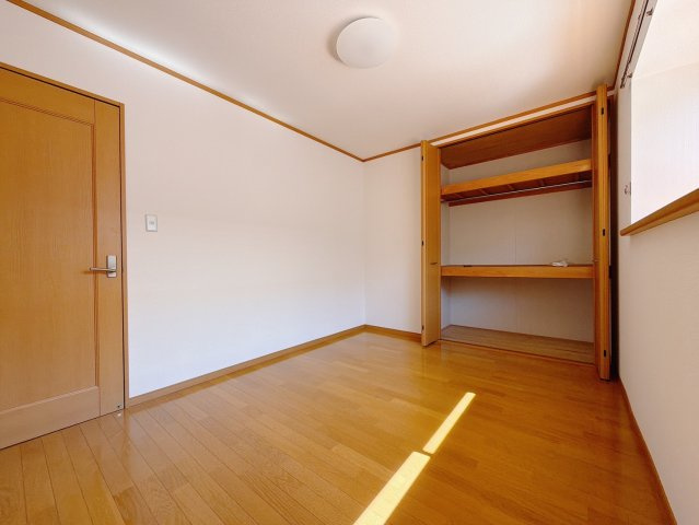 【中古戸建】藤岡市中栗須の洋室|■2階洋室｜子供部屋のメリットは「自立心を養うことができる」「自分で整理整頓できるようになる」そして、お子様が成長した際には「プライバシーを確保できる」といい事だらけ♪
