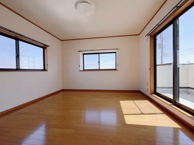 【中古戸建】藤岡市中栗須の洋室|■2階洋室｜ナチュラルカラーの床です。模様替えなどとても楽しく工夫できます♪陽当たり、風通しもとても良いので毎日快適な生活スタートです！子供部屋にも良いですね♪