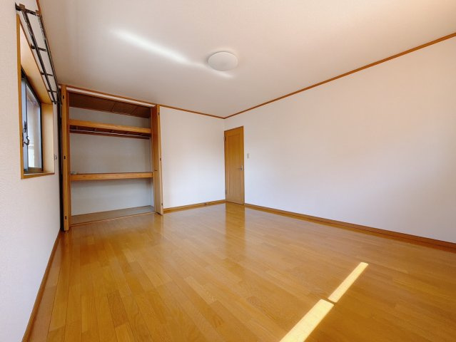 【中古戸建】藤岡市中栗須の洋室|■2階洋室｜縦に長い窓が特徴的な2階の一室。建売では珍しいおしゃれなデザインです♪　大きな収納があるのでいつでも部屋がすっきりと片付きます*。