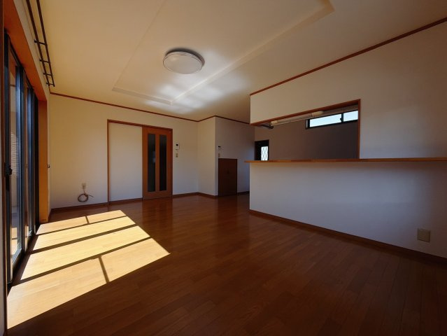 【中古戸建】藤岡市中栗須の居間・リビング|■リビング｜家族でゆったりくつろげる、居心地の良いリビング♪賃貸と違って、テレビや音楽の音を気にしなくて良いことが嬉しいですね(*＾＾*)