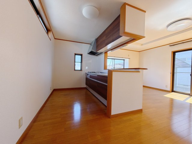 【中古戸建】藤岡市中栗須のキッチン|■キッチン｜作業がはかどる広々カウンタースペース。会話がはずむ「オープンキッチン」なので家族とのコミュニケーションも活発になります。