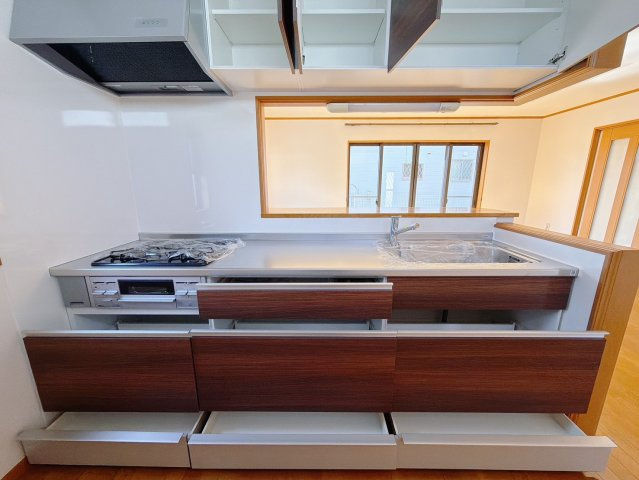 【中古戸建】藤岡市中栗須のキッチン|■キッチン｜全スライド式収納キッチン♪お皿や鍋の出し入れもラクラクです（＾＾）！