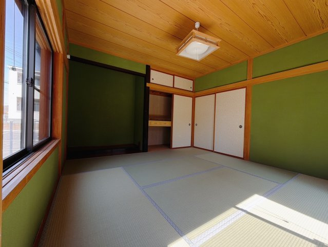 【中古戸建】藤岡市中栗須の和室|■1階和室｜和室を書斎にしたり、冬にはコタツを敷いて家族みんなで年越しをするのもいいですね。家族みんなのお気に入りの空間になります♪