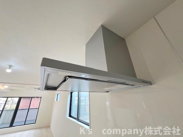 ◎茅ヶ崎市高田4丁目　新築戸建　1号棟のキッチン|お手入れのしやすいスリムタイプのレンジフード◇