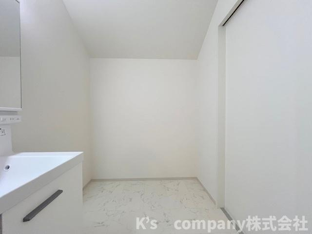 ◎茅ヶ崎市高田4丁目　新築戸建　1号棟のその他|脱衣所にはご家族のお洋服を収納するための収納棚などを置くゆったりとしたスペース付き☆