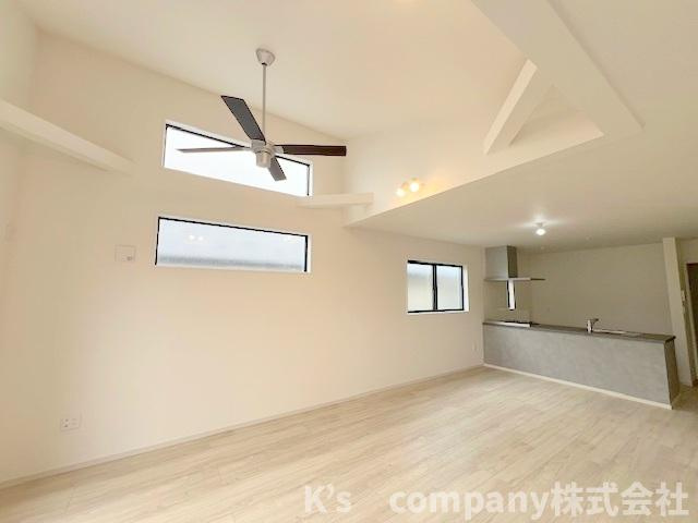 ◎茅ヶ崎市高田4丁目　新築戸建　1号棟の居間・リビング|リビングは南向きで上部からも明るい日差しが差し込みます◇