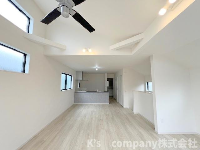 ◎茅ヶ崎市高田4丁目　新築戸建　1号棟の居間・リビング|空調を手助けしてくれるシーリングファン付きです◇