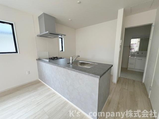 ◎茅ヶ崎市高田4丁目　新築戸建　1号棟のキッチン|やさしい色合いのシステムキッチン☆リビングにいるご家族を感じながらお料理ができます◇
