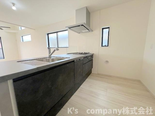◎茅ヶ崎市高田4丁目　新築戸建　1号棟のキッチン|キッチンの後方には食器棚を置くスペースがあります◇