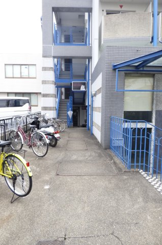 リード岡崎２４８のエントランス