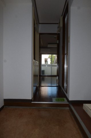 リード岡崎２４８の玄関