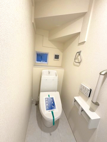 【トイレ】 | 福岡市南区弥永1丁目　2号棟（全4棟）【仲介手数料無料・0円】 | 現地写真。1階のトイレです。