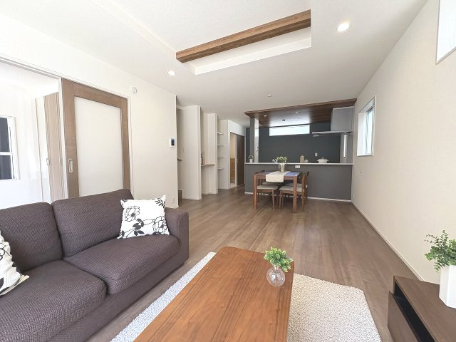 【居間・リビング】 | 福岡市南区弥永1丁目　2号棟（全4棟）【仲介手数料無料・0円】 | 現地写真。