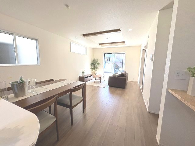 【居間・リビング】 | 福岡市南区弥永1丁目　2号棟（全4棟）【仲介手数料無料・0円】 | 現地写真。