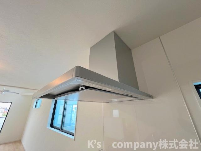 ◎茅ヶ崎市高田4丁目　新築戸建　2号棟のキッチン|お手入れのしやすいスリムタイプのレンジフード◇