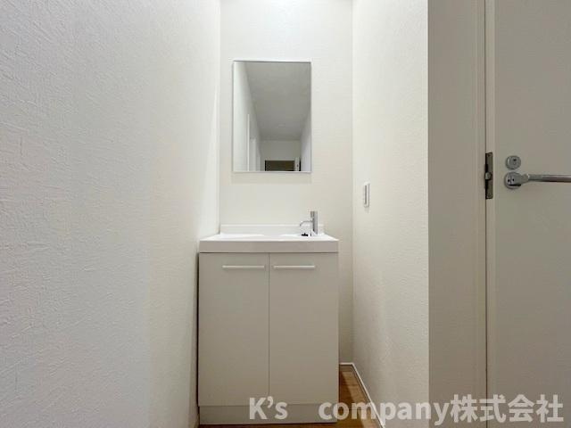 ◎茅ヶ崎市高田4丁目　新築戸建　2号棟の独立洗面台|1階に洗面スペースがあり、朝の忙しい時間帯に重宝します◇