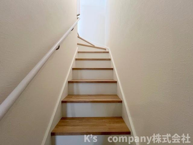 ◎茅ヶ崎市高田4丁目　新築戸建　2号棟の内装|手すり付きの階段☆小さいお子様やご年配にも優しい仕様☆