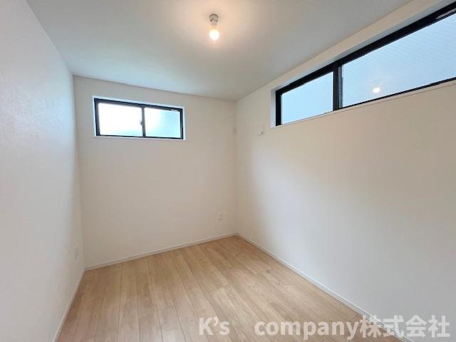 ◎茅ヶ崎市高田4丁目　新築戸建　2号棟の洋室|納戸5帖◇2面採光のお部屋ですので居室としてのご利用が可能です◇