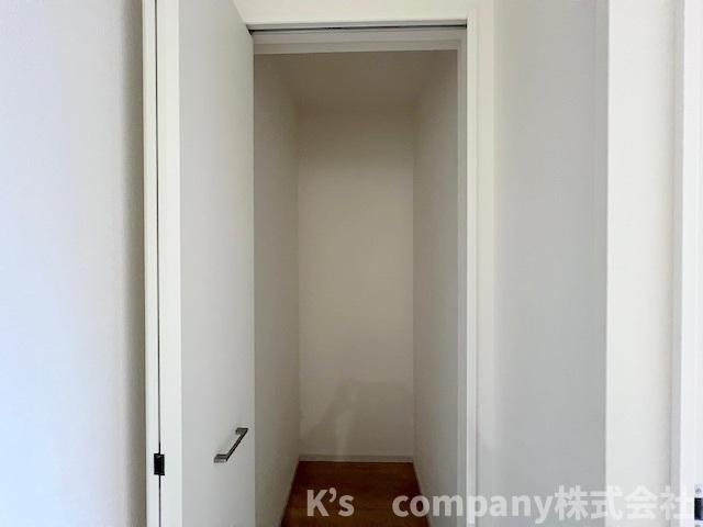 ◎茅ヶ崎市高田4丁目　新築戸建　2号棟の収納|1階の階段ホールにある収納スペース◇