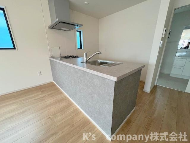 ◎茅ヶ崎市高田4丁目　新築戸建　2号棟のダイニング|やさしい色合いのカウンタ―キッチン☆ご家族が自然に集まります♪