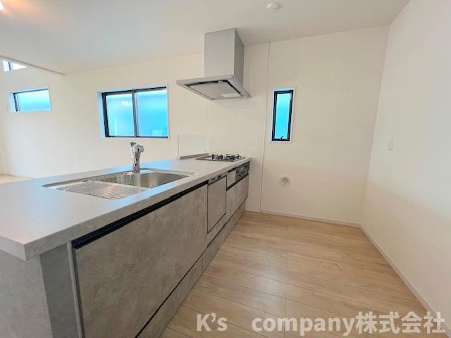 ◎茅ヶ崎市高田4丁目　新築戸建　2号棟のキッチン|キッチンの後方には食器棚スペースがあります◇