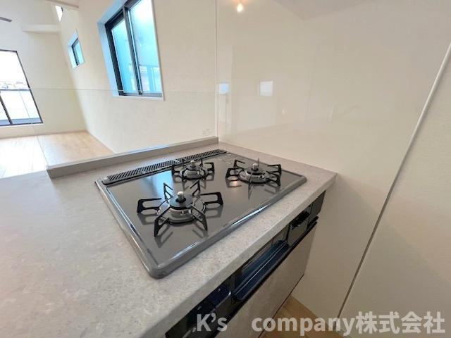 ◎茅ヶ崎市高田4丁目　新築戸建　2号棟のキッチン|三口ガスコンロでお料理の幅が広がります◇