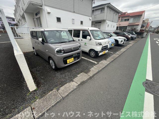 レジデンス・渋谷 B棟の駐車場