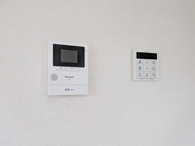 【設備】 | メイプルタウン川越的場 Ａ/Ｂ/Ｃ/Ｄ/Ｅ/Ｇ | モニタ付きインターホン・追い焚き給湯リモコン
