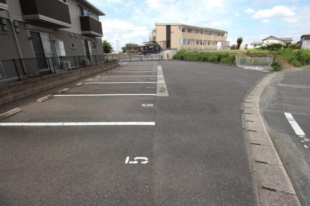 エンブレイスガーデンの駐車場|カースペースがあります