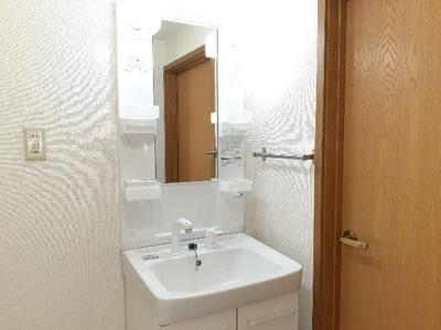 【洗面所】 | ファミリーハウス小平 | 明るい洗面所です