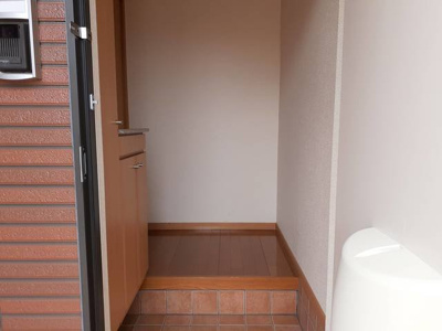 【玄関】 | ヴィラ・大堀端Ａ | 収納もある玄関です