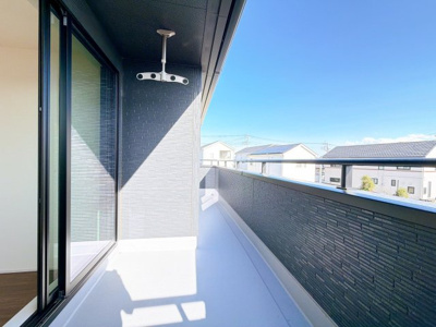 【バルコニー】 | 前橋市上増田町　新築住宅 | 陽光がたっぷり差し込むバルコニーは、洗濯物もよく乾き、季節の移ろいを感じながら過ごせます。