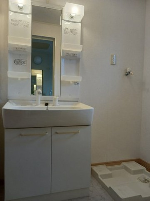 【洗面所】 | エレガンテ | 脱衣スペースもあります