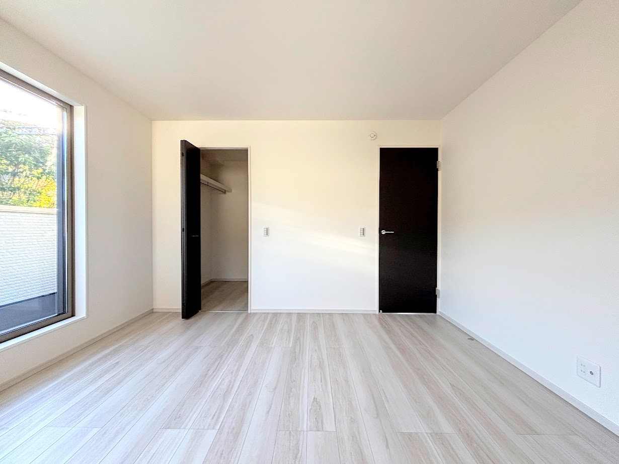 栄区桂台南2丁目　新築戸建ての洋室|◆柔らかい陽光が差し込む明るいお部屋を演出する設計。彩光の取れる窓が気持ちの良いお部屋を創り上げます。
