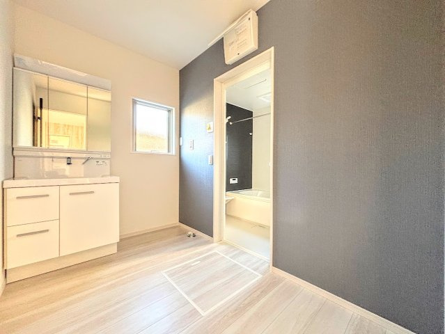 栄区桂台南2丁目　新築戸建ての洗面所|◆毎日使う場所だから、機能的で使いやすさに配慮したパウダールーム。すっきりと使えるように収納も豊富にご用意しています。
