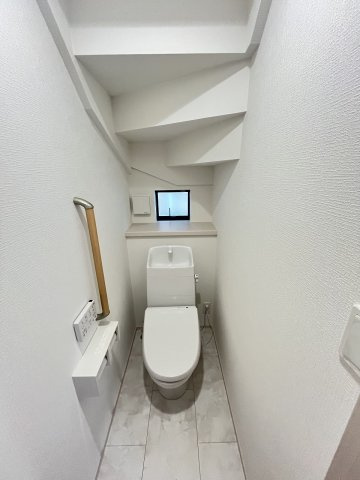 【トイレ】 | 福岡市南区向新町1丁目　１号棟（全1棟）【仲介手数料無料・0円】 | 施工例。1階のトイレです。施工例は完成時と異なる場合があります。
