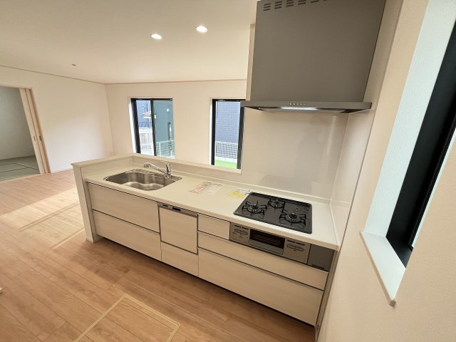 【キッチン】 | 福岡市南区向新町1丁目　１号棟（全1棟）【仲介手数料無料・0円】 | 施工例。施工例は完成時と異なる場合があります。
